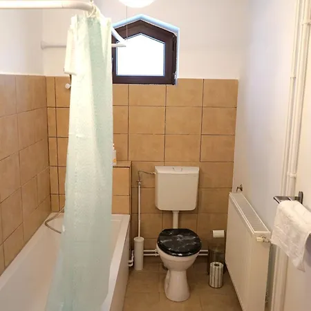 Apartment Spacious 4br, 3bt With 3 Balconies *