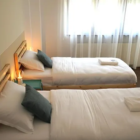 Spacious 4br, 3bt With 3 Balconies Apartment *