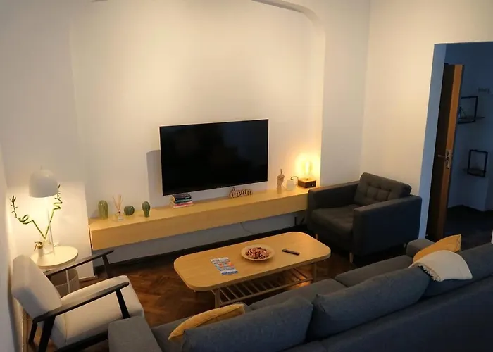 Spacious 4br, 3bt With 3 Balconies شقة