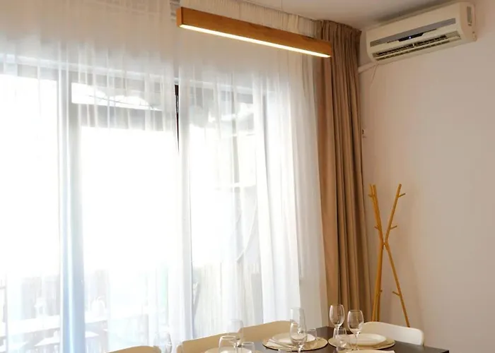 شقة Spacious 4br, 3bt With 3 Balconies