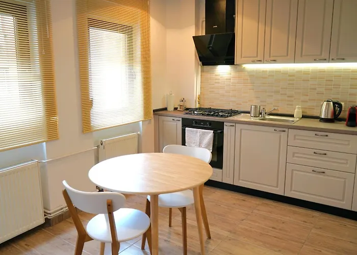 Apartment Spacious 4br, 3bt With 3 Balconies