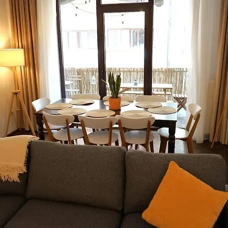 Spacious 4br, 3bt With 3 Balconies Lägenhet *