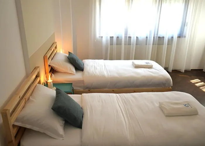 Spacious 4br, 3bt With 3 Balconies Lägenhet *