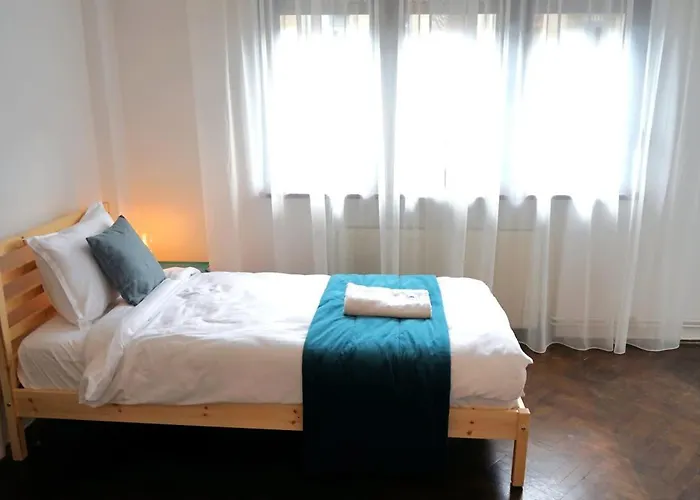 Lägenhet Spacious 4br, 3bt With 3 Balconies *