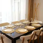 Lejlighed Spacious 4br, 3bt With 3 Balconies *