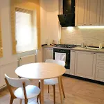 Lejlighed Spacious 4br, 3bt With 3 Balconies